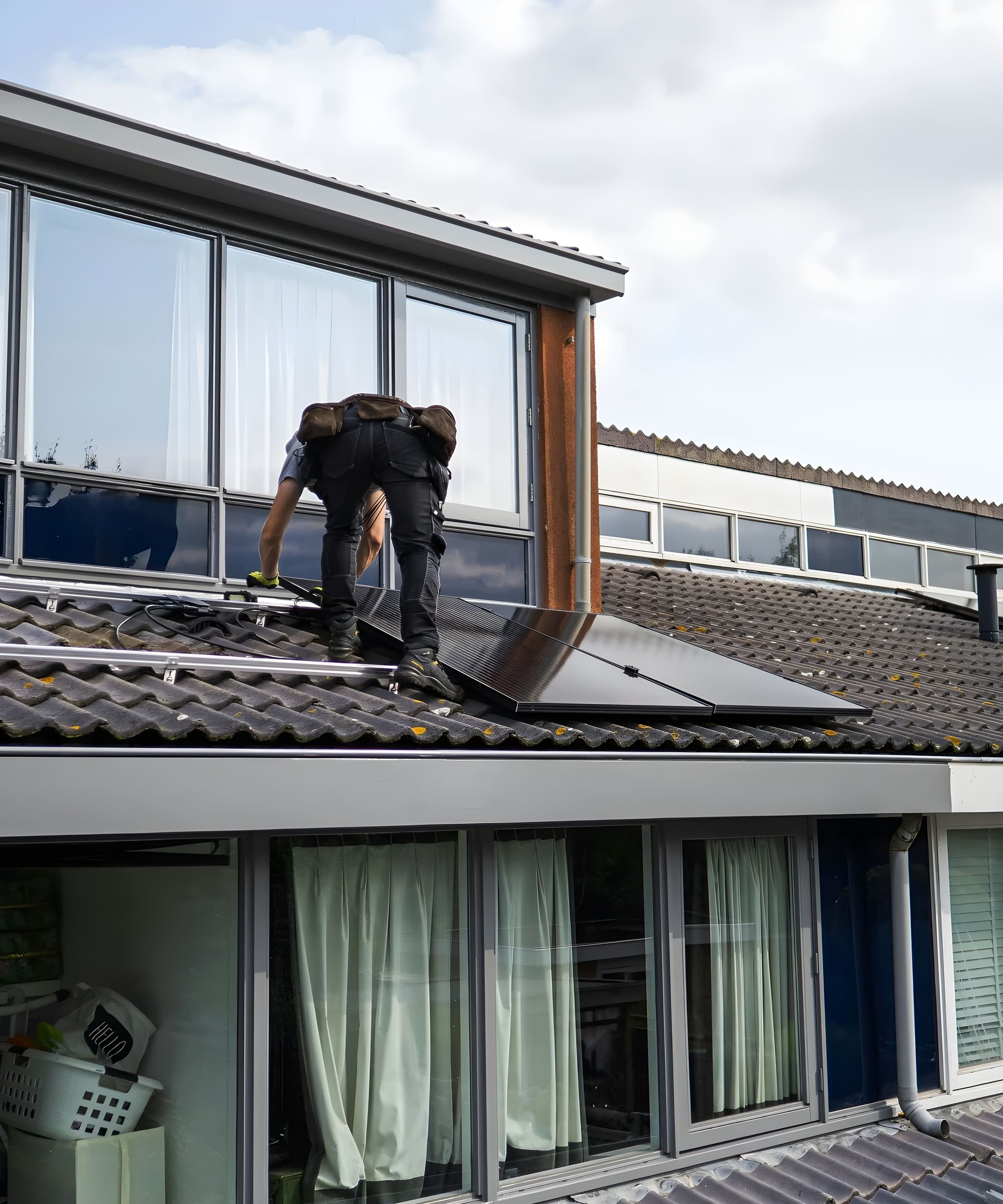 Solarpanel werden auf einem Dach installiert